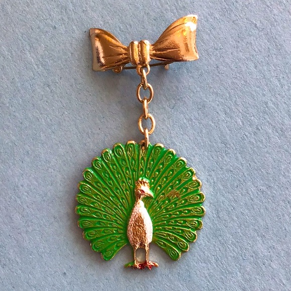 Hong Kong Lucky Green peacock suspended from bow pin brooch VINTAGE - Picture 1 of 4